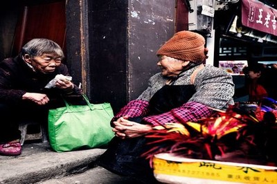 淋浴房里做运动视频